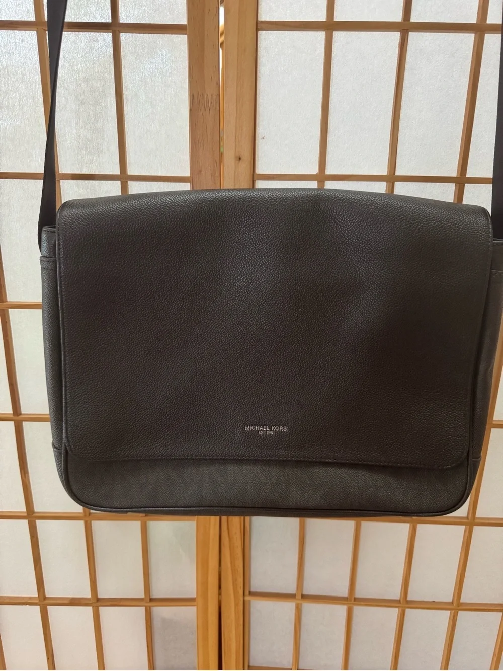 NWOT Michael Kors Large Brown Leather Laptop Bag This unisex laptop b